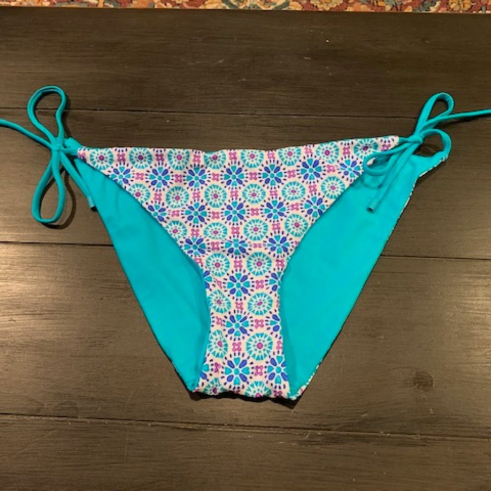 Women's Reversible String Bikini Bottoms - NWT